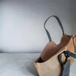 Bolso tote de antelina beige camel y negro para mujer