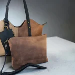 Bolso tote de antelina beige camel y negro para mujer