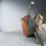 Bolso tote de antelina taupe camel y verde para mujer
