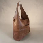 Bolso hobo marrón de mujer con tachuelas