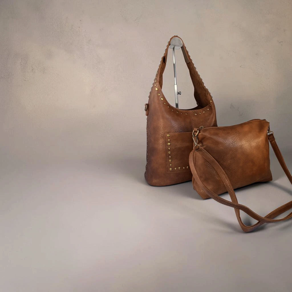 Bolso hobo marrón de mujer con tachuelas