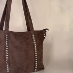 Bolso tote marrón chocolate de antelina mujer con tachuelas plateadas