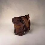 Bolso tote marrón chocolate de antelina mujer con tachuelas plateadas