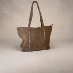 Bolso tote topo de antelina mujer con tachuelas plateadas