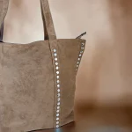 Bolso tote topo de antelina mujer con tachuelas plateadas