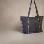 Bolso tote negro de antelina para mujer con tachuelas plateadas