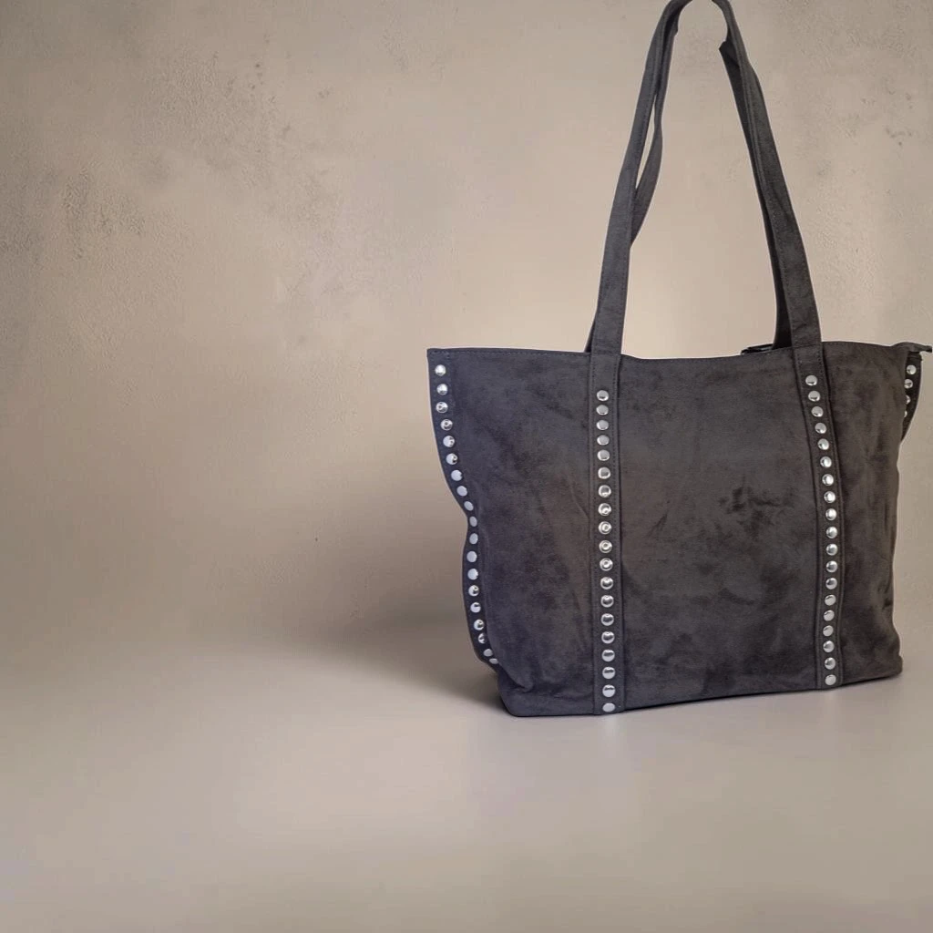 Bolso tote negro de antelina para mujer con tachuelas plateadas