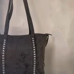 Bolso tote negro de antelina para mujer con tachuelas plateadas