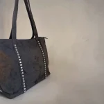 Bolso tote negro de antelina para mujer con tachuelas plateadas