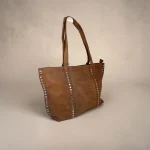 Bolso tote camel de antelina mujer con tachuelas plateadas