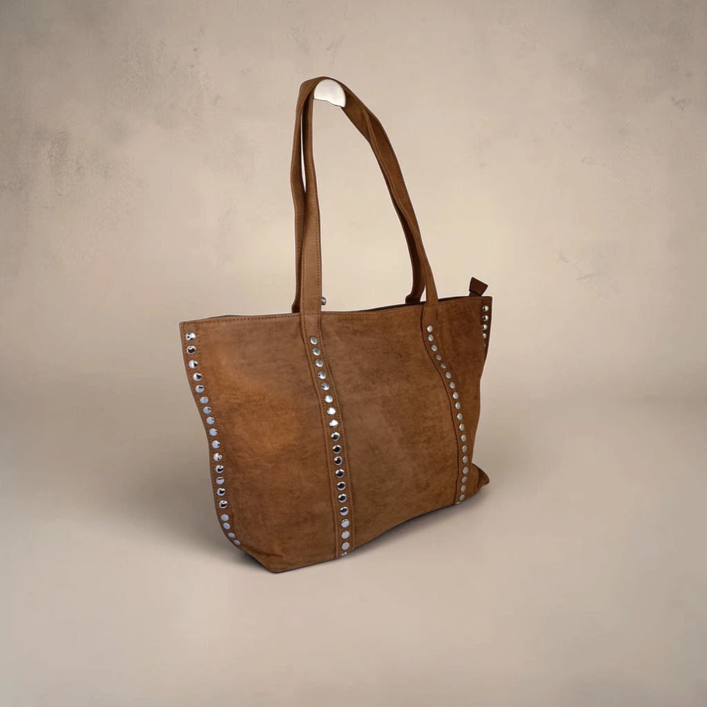 Bolso tote camel de antelina mujer con tachuelas plateadas