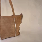 Bolso tote camel de antelina mujer con tachuelas plateadas