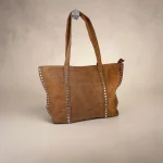 Bolso tote camel de antelina mujer con tachuelas plateadas