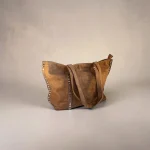 Bolso tote camel de antelina mujer con tachuelas plateadas