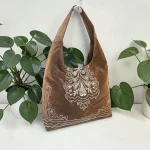 Bolso hobo mujer topo de antelina con bordados blancos