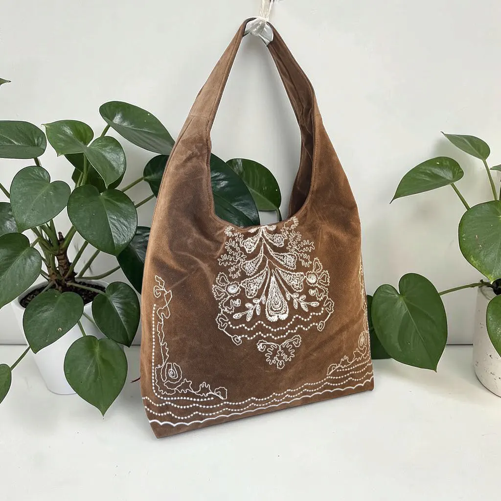 Bolso hobo mujer topo de antelina con bordados blancos