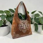 Bolso hobo mujer camel de antelina con bordados blancos