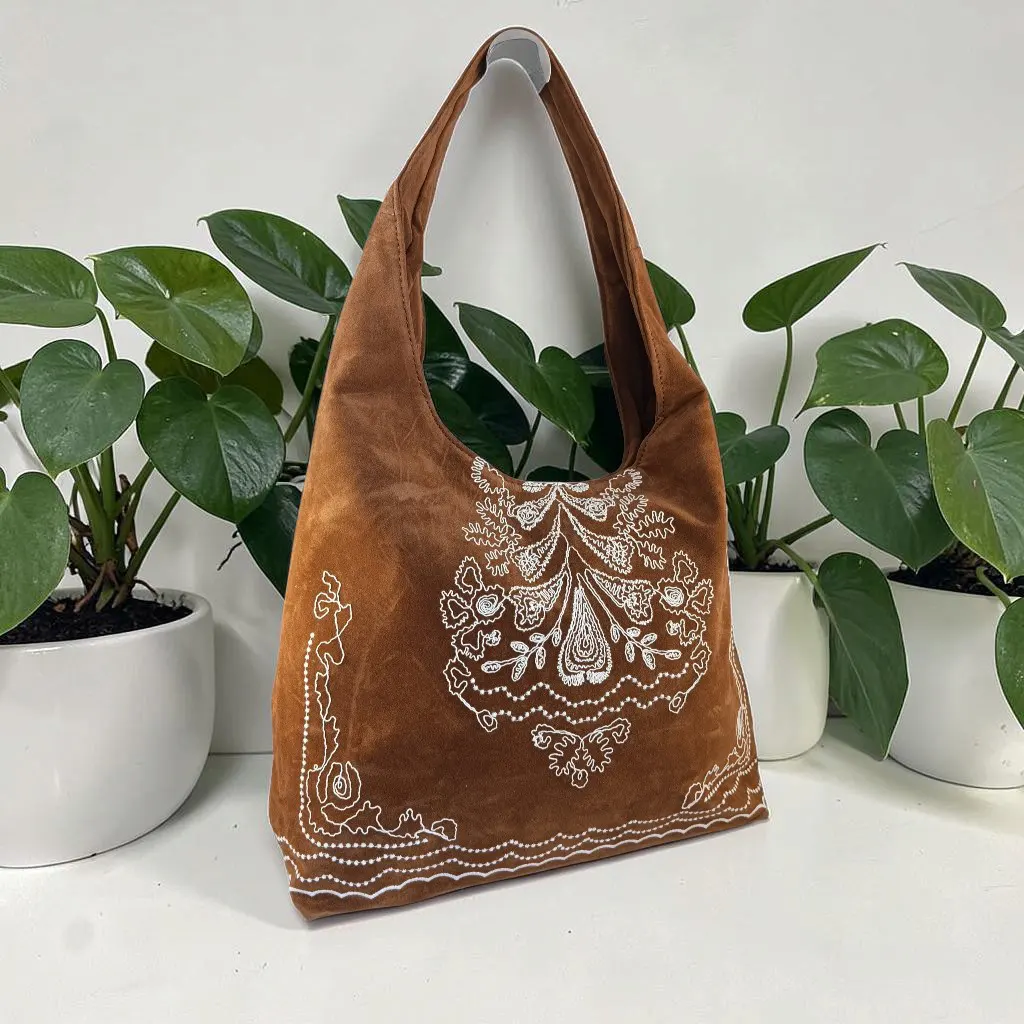 Bolso hobo mujer camel de antelina con bordados blancos