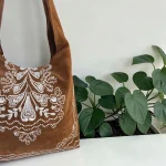 Bolso hobo mujer camel de antelina con bordados blancos