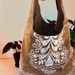 Bolso hobo mujer camel de antelina con bordados blancos