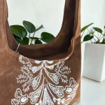 Bolso hobo mujer camel de antelina con bordados blancos