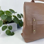 Mochila mujer topo de piel vegana con bolsillo frontal