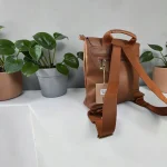 Mochila mujer camel de piel vegana con bolsillo frontal