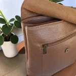 Mochila mujer camel de piel vegana con bolsillo frontal