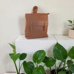 Mochila mujer camel de piel vegana con bolsillo frontal