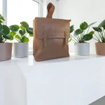 Mochila mujer topo de piel vegana con bolsillo frontal