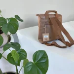 Mochila mujer topo de piel vegana con bolsillo frontal
