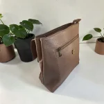 Mochila mujer topo de piel vegana con bolsillo frontal