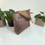 Mochila mujer topo de piel vegana con bolsillo frontal