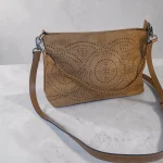 Bolso bandolera mujer topo de antelina troquelada con detalle trenzado