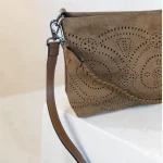 Bolso bandolera mujer topo de antelina troquelada con detalle trenzado
