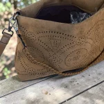 Bolso bandolera mujer topo de antelina troquelada con detalle trenzado