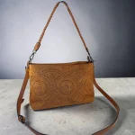 Bolso bandolera mujer camel de antelina troquelada con detalle trenzado