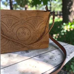 Bolso bandolera mujer camel de antelina troquelada con detalle trenzado