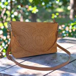 Bolso bandolera mujer camel de antelina troquelada con detalle trenzado
