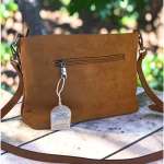 Bolso bandolera mujer camel de antelina troquelada con detalle trenzado