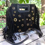 Bolso negro de mujer de antelina con flecos y tachuelas doradas