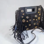 Bolso negro de mujer de antelina con flecos y tachuelas doradas