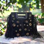 Bolso negro de mujer de antelina con flecos y tachuelas doradas