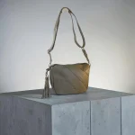Bolso bandolera mujer verde kaki de piel vegana con tachuelas