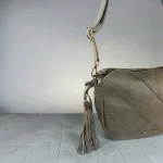 Bolso bandolera mujer verde kaki de piel vegana con tachuelas