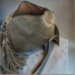 Bolso bandolera mujer verde kaki de piel vegana con tachuelas