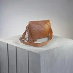 Bolso bandolera mujer marrón de piel vegana con tachuelas