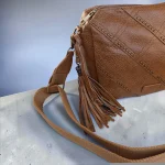 Bolso bandolera mujer marrón de piel vegana con tachuelas