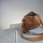 Bolso bandolera mujer marrón de piel vegana con tachuelas
