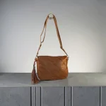 Bolso bandolera mujer marrón de piel vegana con tachuelas
